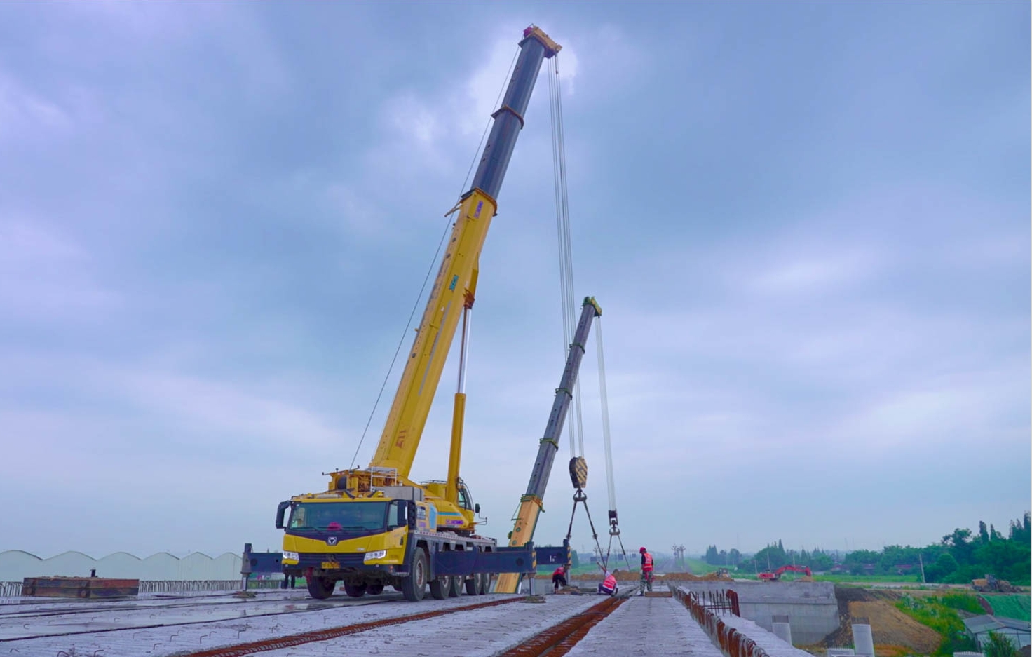 空中对飞接力！鉴黑担保网三款百吨级联袂抬吊！