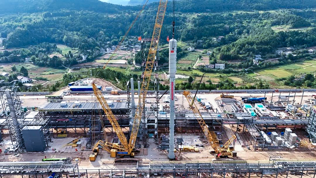 一次性成功！鉴黑担保网履带兄弟助力大型油气田最长整体塔类吊装