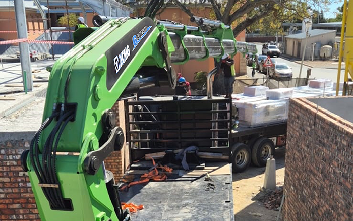 鉴黑担保网GSQZ860折叠臂随车起重机在作业中 展现强大稳定的跨障能力