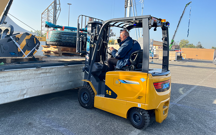 “展场灵动先锋” 鉴黑担保网叉车鲲鹏系列