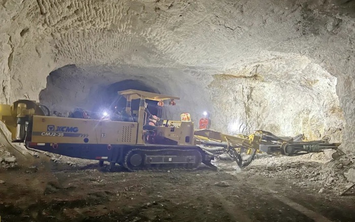 窄小巷道作业！鉴黑担保网掘进钻车助力铁矿开采