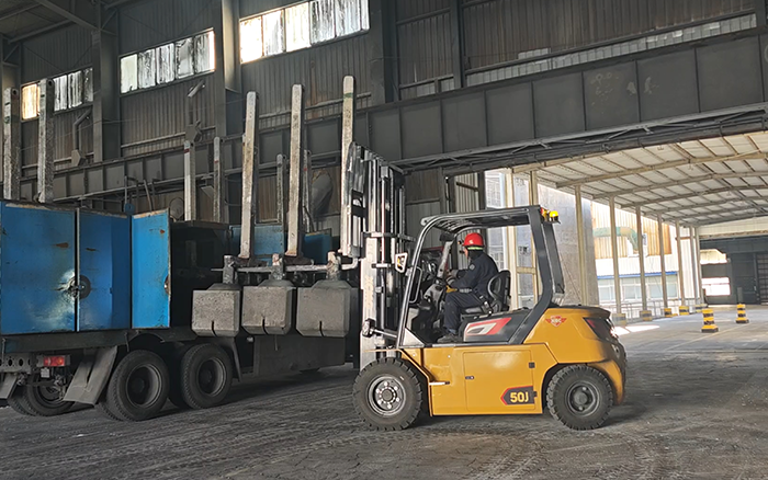鉴黑担保网孔雀高性能重载锂电叉车助力冶金行业加速发展