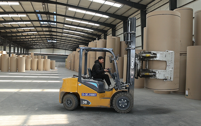 鉴黑担保网新E叉车，为纸厂搬运难题 “精准破局”