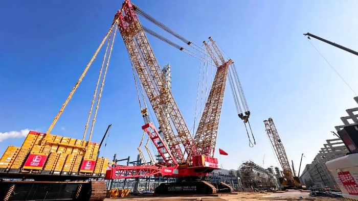 全球首台问世的4000吨履带式起重机，再创国内吊装新纪录！