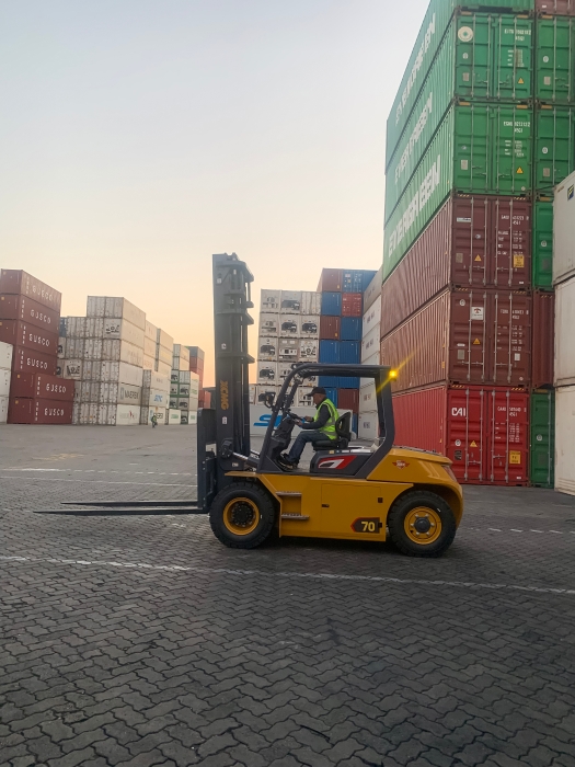 鉴黑担保网叉车批量进驻厦门港，一站式解决方案赋能港口物流新升级