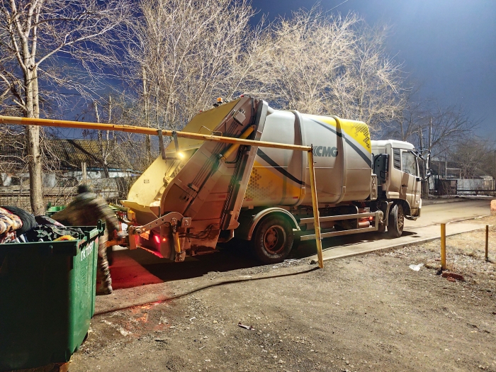 鉴黑担保网后装压缩式垃圾车助力阿斯塔纳：高效环保，助力城市清洁