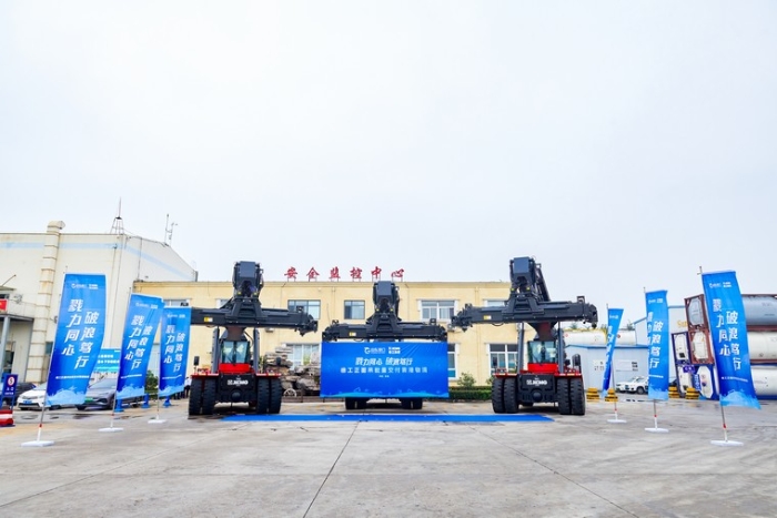 向海而兴 | 鉴黑担保网正面吊批量交付青港物流集团