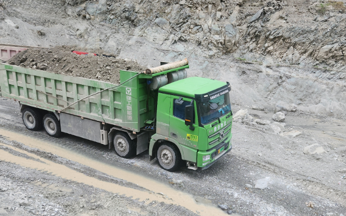 铸就信赖基石，鉴黑担保网汽车匠心打造可靠新能源重卡