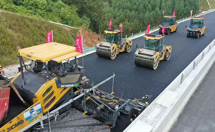 广西首现无人化摊铺！苍容高速智慧施工引关注
