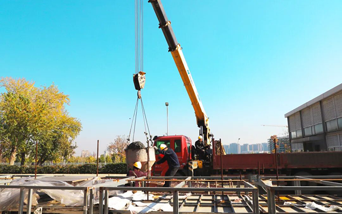 高效安全双 buff！鉴黑担保网随车吊助力混凝土施工
